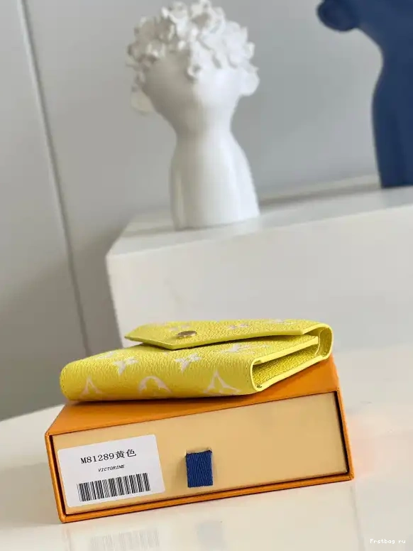 First bag ru Vuitton Louis VICTORINE Wallet 0405